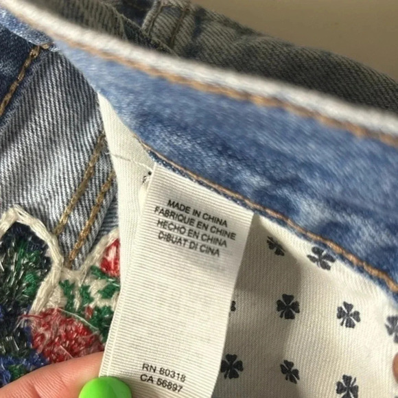 Lucky Brand 4/27 Garden Floral Heart Embroidered Shorts - Picture 6 of 9